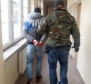 Policjant z zatrzymanym mężczyzną