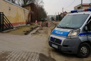 policjanci zabezpieczają miejsce znalezienia bomby