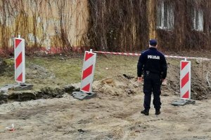 policjanci zabezpieczają miejsce znalezienia bomby