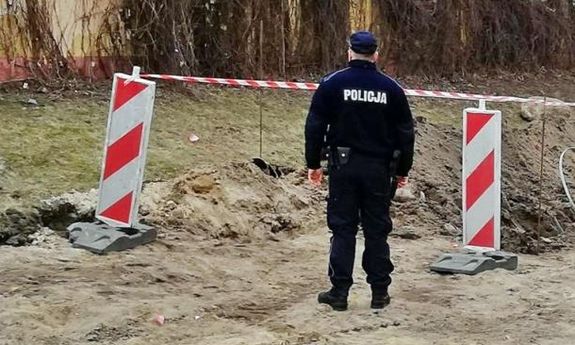 policjant zabezpieczający miejsce znalezienia bomby