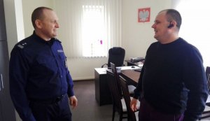 ojciec dziecka oraz Komendant Miejski Policji w Bydgoszczy mł. insp. Przemysław Mielczarek