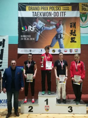 policjantka tomaszowskiej komendy st.sierż. Marta Mysur na podium podczas Grand Prix Polski w Taekwon-do