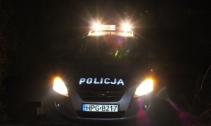radiowóz policyjny w nocy