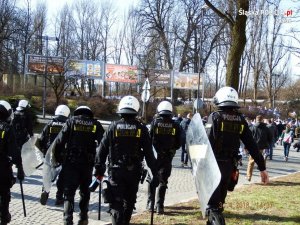 Policjanci dbali o bezpieczeństwo podczas półfinału Pucharu Polski