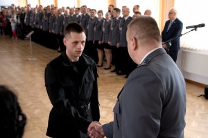 ślubowanie nowo przyjętych policjantów