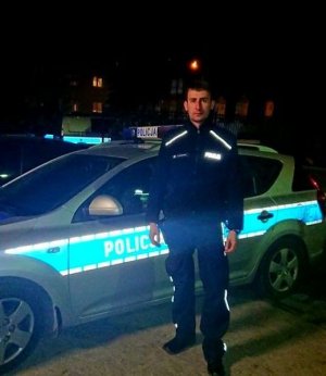 policjant przy radiowozie