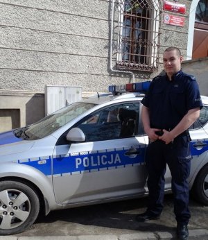 policjant przy radiowozie