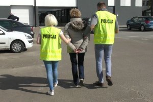 policjanci prowadzą zatrzymanego