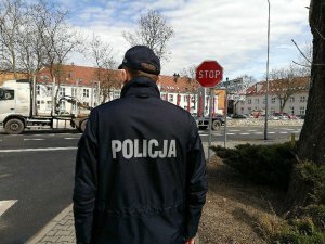 policjant patrolujący ulice