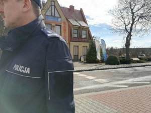 policjant patrolujący ulice