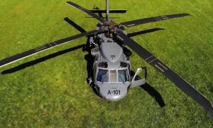 Śmigłowiec Black Hawk stoi na trawiastym lądowisku - widok z góry