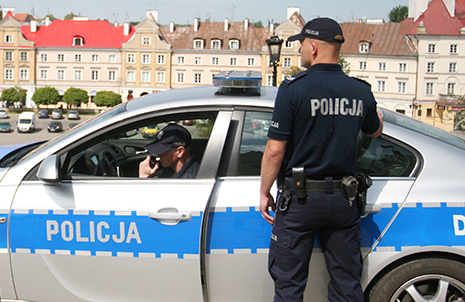 policjanci przy radiowozie