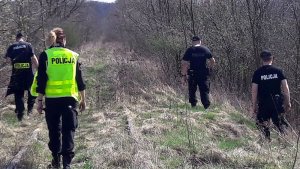policjanci w trakcie poszukiwań