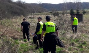 policjanci w trakcie poszukiwań
