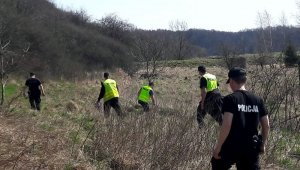 policjanci w trakcie poszukiwań