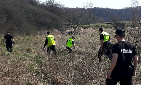 policjanci w tracie poszukiwań