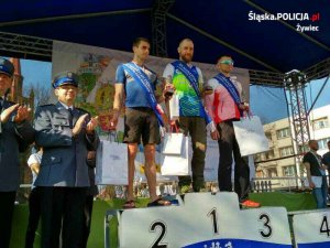 uczestnicy maratonu na podium