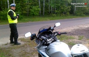 policjant przy motocyklu