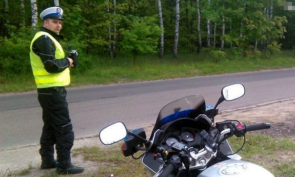 policjant przy motocyklu