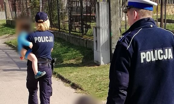 policjanci z dwójką dzieci