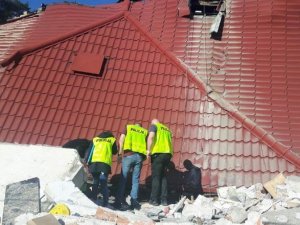 Zawalił się dom po wybuchu butli z gazem. Policjanci zabezpieczali ślady