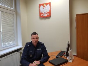 jeden z policjantów, który przyczynił się do uratowania mężczyzny