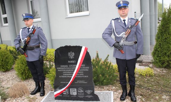 Odsłonięcie tablicy upamiętniającej pomordowanych w 1940 roku opoczyńskich policjantów