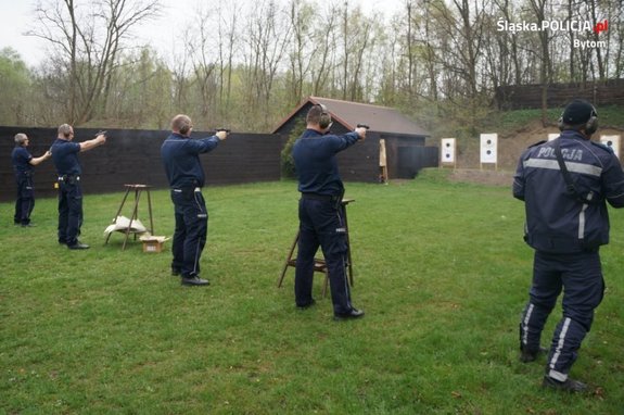 policjanci na strzelnicy