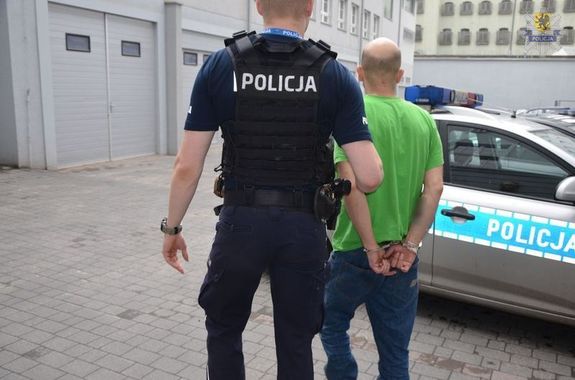 Policjant z zatrzymanym