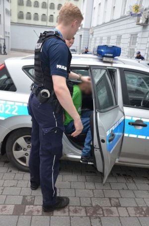 Policjant z zatrzymanym