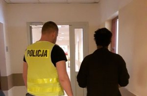 Policjant z zatrzymanym mężczyzną