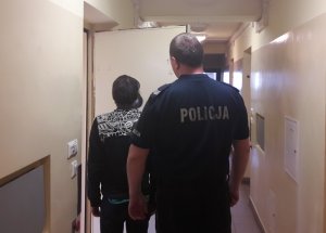 policjant prowadzi mężczyznę