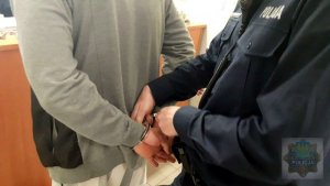 Policjant z poszukiwanym.