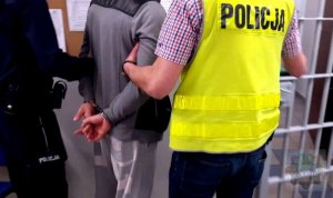 Policjant z poszukiwanym.