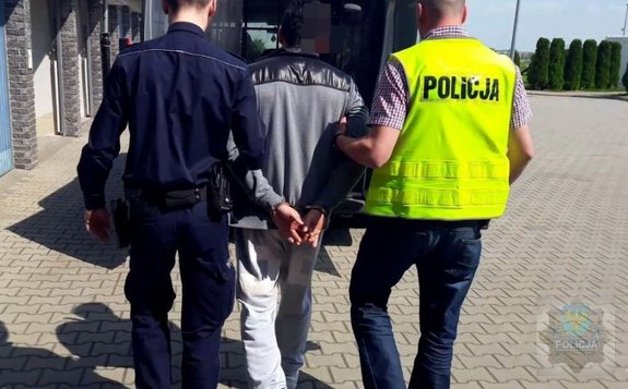 Policjant z poszukiwanym.