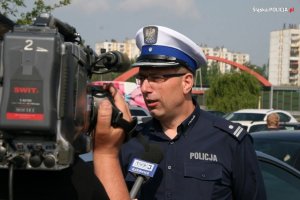 policjant przed kamerą