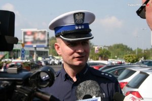 policjant przed kamerą