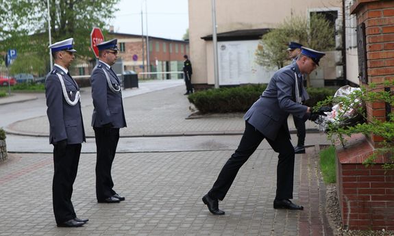 oddali cześć policjantom zamordowanym w Kalininie, składając kwiaty pod tablicą upamiętniającą ich śmierć