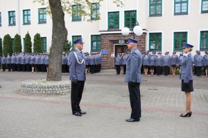 oddali cześć policjantom zamordowanym w Kalininie, składając kwiaty pod tablicą upamiętniającą ich śmierć