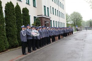 oddali cześć policjantom zamordowanym w Kalininie, składając kwiaty pod tablicą upamiętniającą ich śmierć