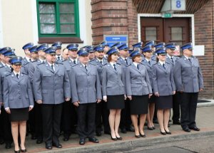 oddali cześć policjantom zamordowanym w Kalininie, składając kwiaty pod tablicą upamiętniającą ich śmierć