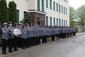 oddali cześć policjantom zamordowanym w Kalininie, składając kwiaty pod tablicą upamiętniającą ich śmierć