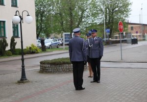 oddali cześć policjantom zamordowanym w Kalininie, składając kwiaty pod tablicą upamiętniającą ich śmierć