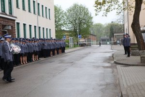 oddali cześć policjantom zamordowanym w Kalininie, składając kwiaty pod tablicą upamiętniającą ich śmierć