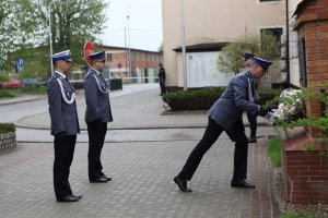 oddali cześć policjantom zamordowanym w Kalininie, składając kwiaty pod tablicą upamiętniającą ich śmierć