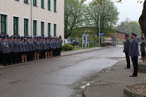 oddali cześć policjantom zamordowanym w Kalininie, składając kwiaty pod tablicą upamiętniającą ich śmierć