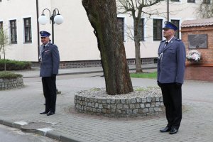 oddali cześć policjantom zamordowanym w Kalininie, składając kwiaty pod tablicą upamiętniającą ich śmierć