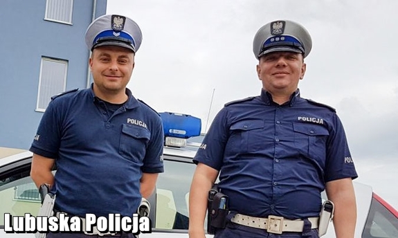 Policjanci którzy pilotowali osobę do szpitala.