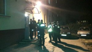 Policjanci zabezpieczają miejsce zdarzenia.