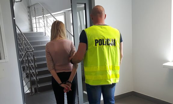 policjant prowadzi zatrzymaną